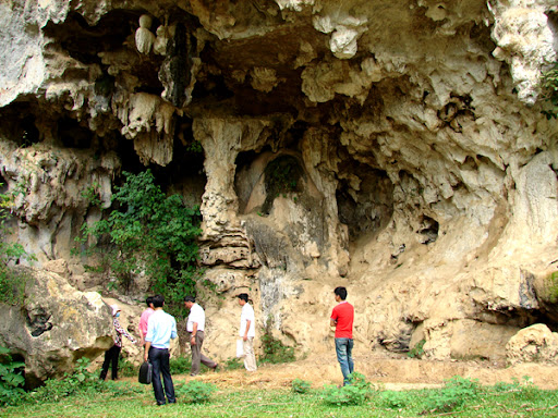 Di chỉ Mái đá bản Mòn